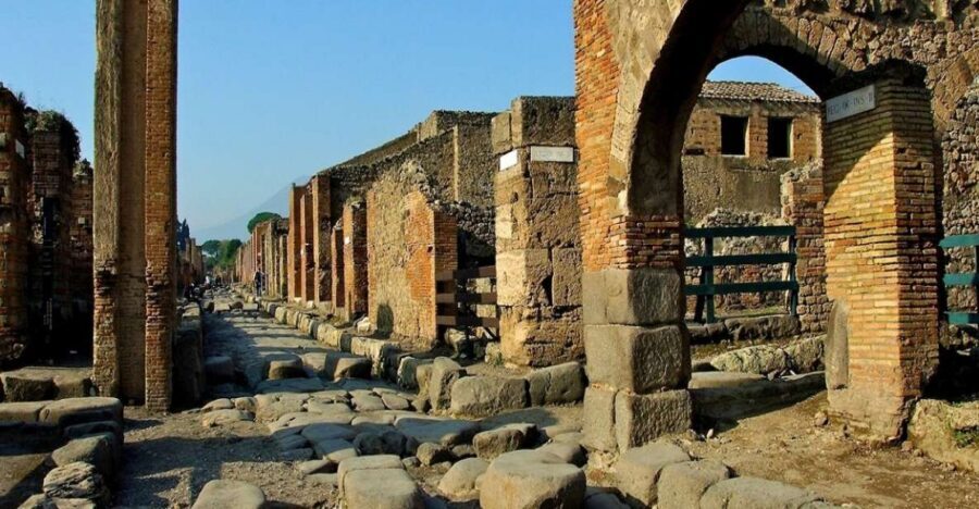 From Rome: Guided Tour to Pompeii with priority admission - The 2-hour guided walk: key sights in a sensible route