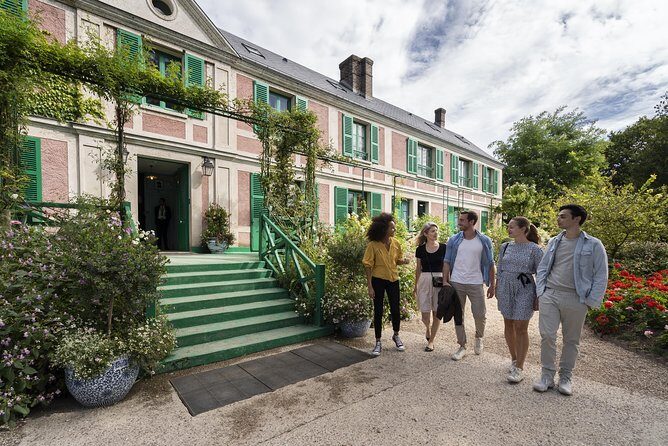 Giverny & Versailles Audio Guided Day Trip with Lunch from Paris - Lunch in Giverny: a mill-side break that helps you keep going