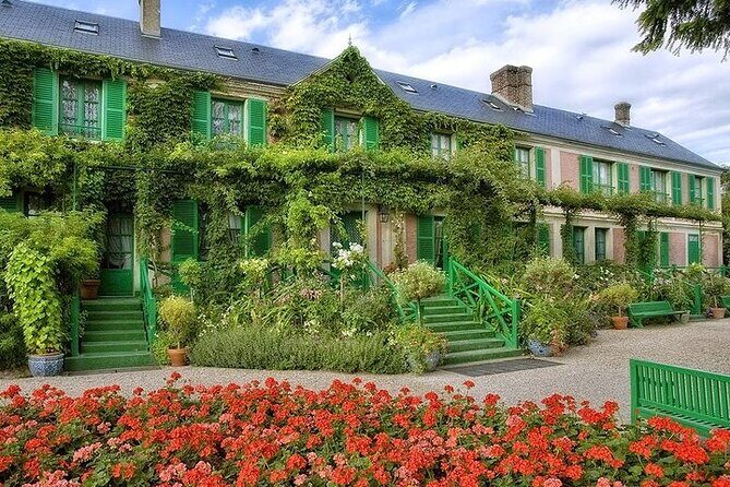 Giverny & Versailles Day Trip From Paris with Professional Guide - Giverny’s Clos Normand: Monet’s home-garden world
