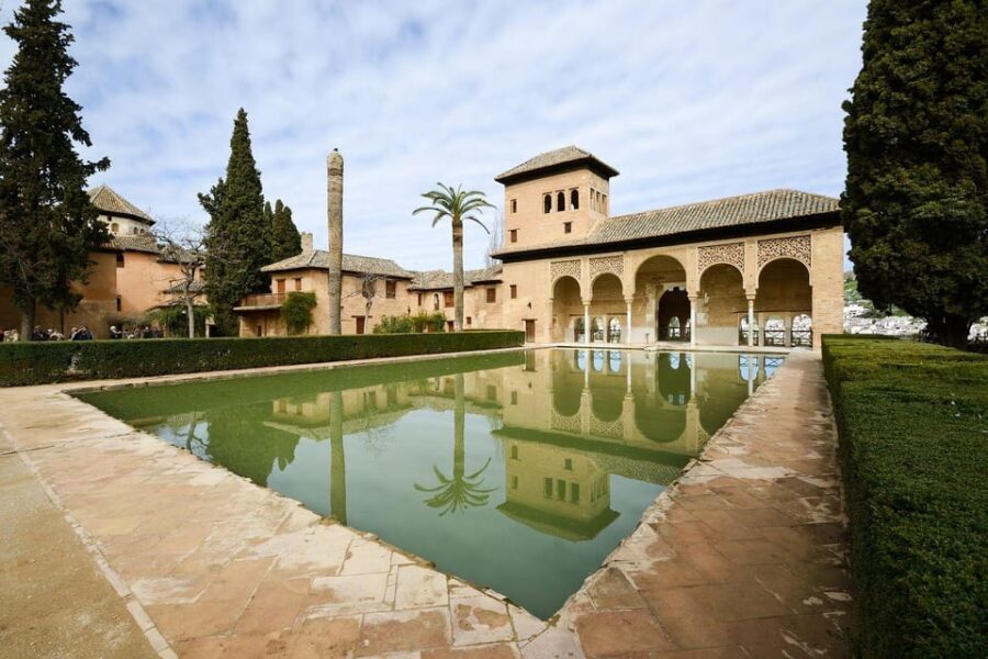 Granada: Alhambra and Generalife Garden Ticket & Guided Tour - Generalife Gardens: Patio de la Acequia and summer palace vibes