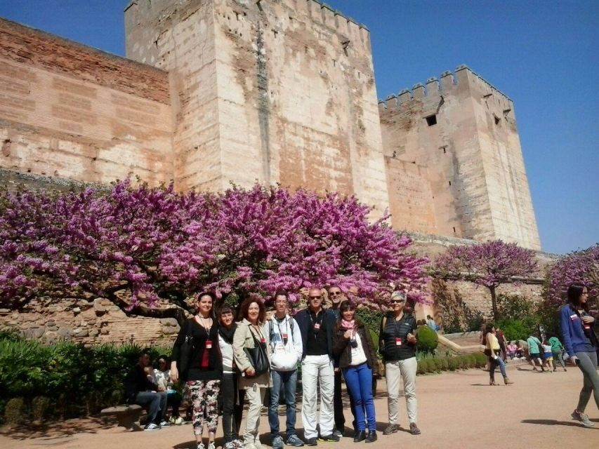 Granada Alhambra and Generalife Gardens Experience Tour - Meeting point and getting started without stress