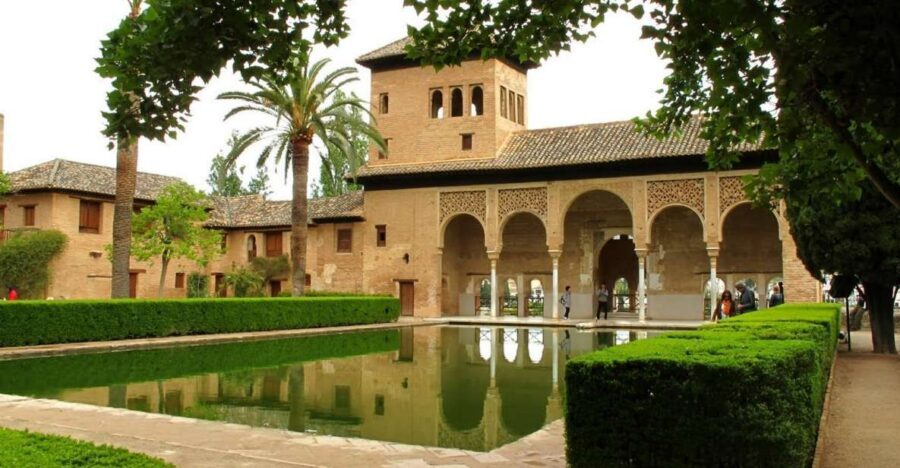 Granada: Alhambra and Generalife Gardens Guided Tour - Finishing at Generalife Palace and the garden of treasure