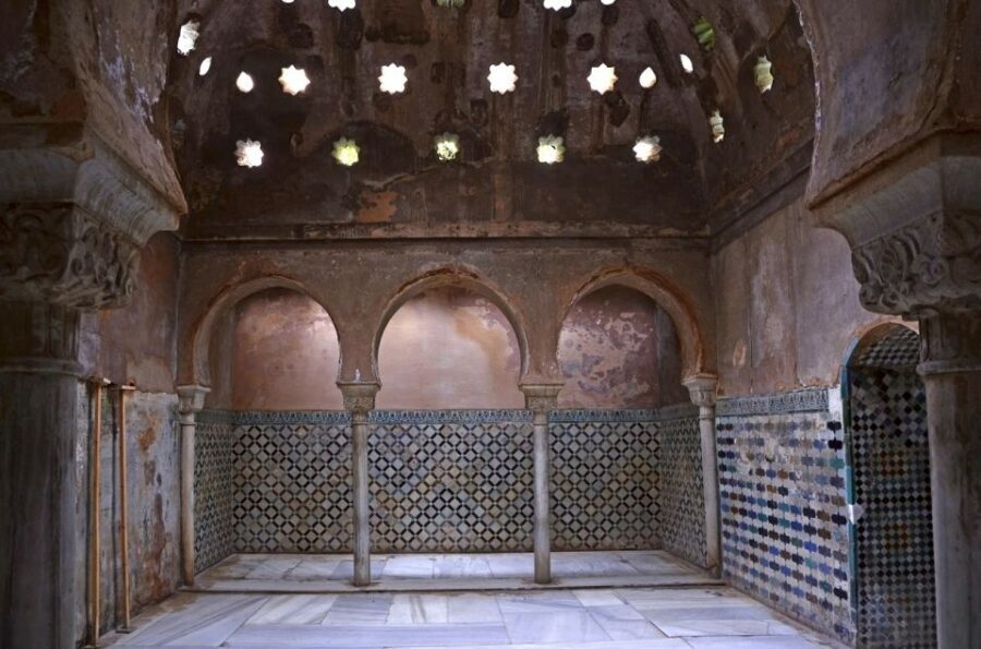 Granada: Alhambra and Nasrid Palaces Private Tour - The private guide effect: architecture plus real human stories