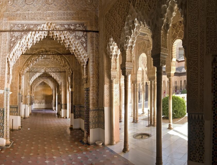 Granada: Alhambra and Nasrid Palaces Private Tour - Generalife Gardens: the part that feels like a breath of air