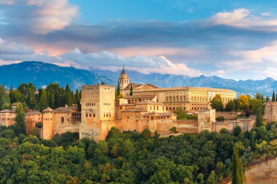 Granada: Alhambra and Nasrid Palaces Small Guided Tour - Generalife gardens: the sultan’s summer retreat and the Granada outlook