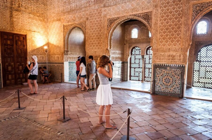 Granada: Alhambra Complex Guided Tour Options - Generalife Gardens: leisure, plants, flowers, and water features