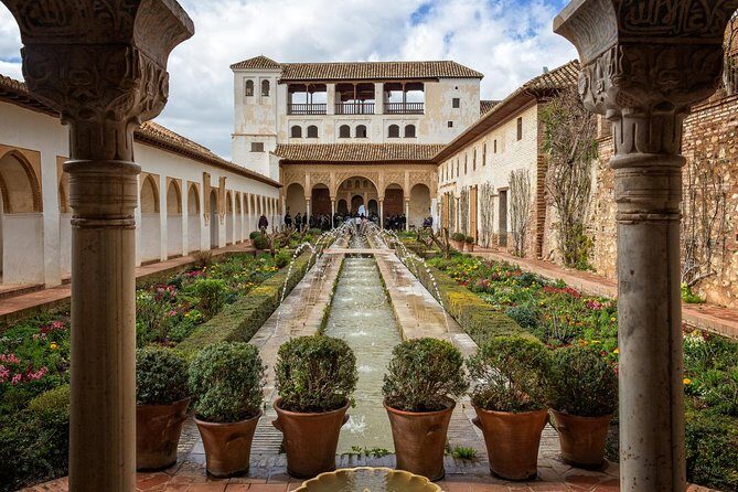 Granada Day Trip from Seville with Skip-the-line Alhambra Access - Lunch time: take it seriously because the day is long