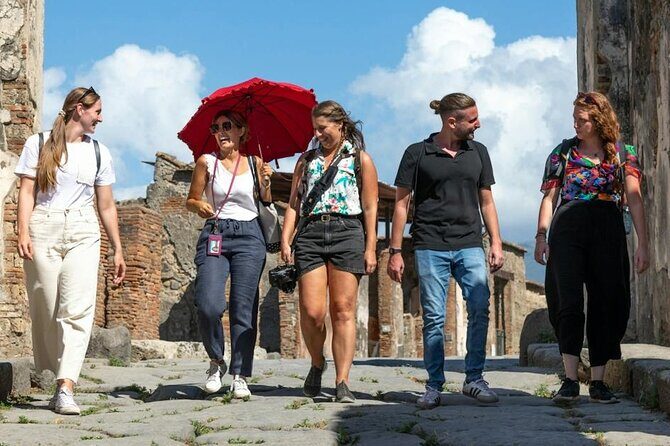 Guided tour of Pompeii with a local guide - Meeting at Piazza Esedra and getting oriented fast