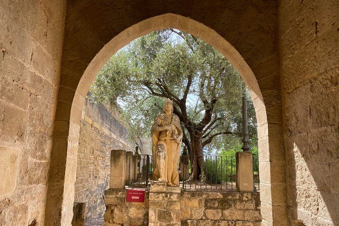Guided tour of the Alcazar de los Reyes Cristianos in Spanish - Where You Meet (and How the Route Ends in the Gardens)