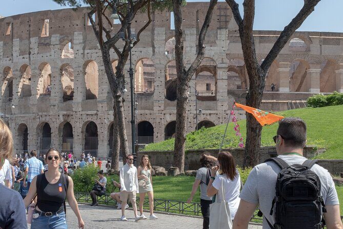 Guided tour of the Colosseum, Roman Forum and Palatine in Spanish - Headsets and small groups: how the experience feels day-to-day