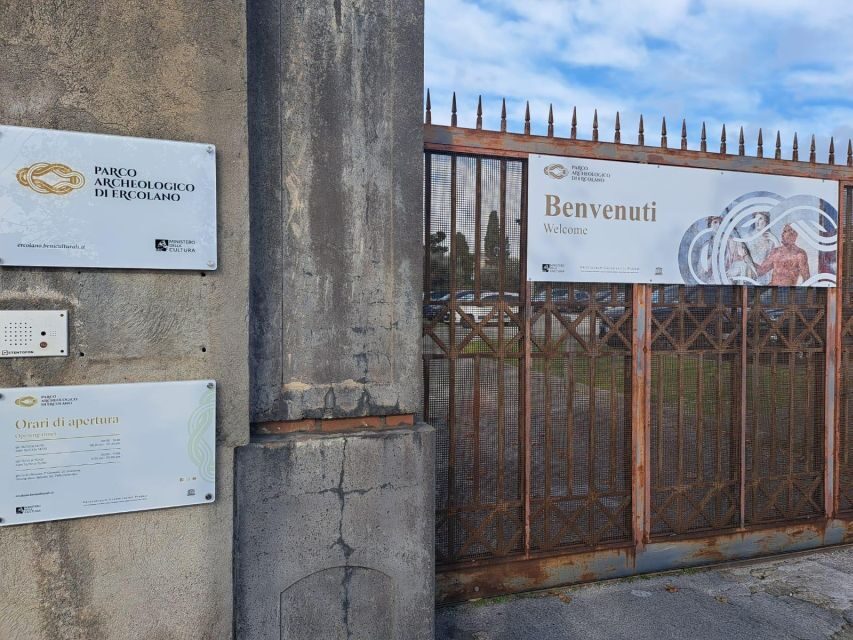 Herculaneum: 2hour Shared Guided Tour + entry tickets - Entering Herculaneum: skip-the-line entry and the meeting point