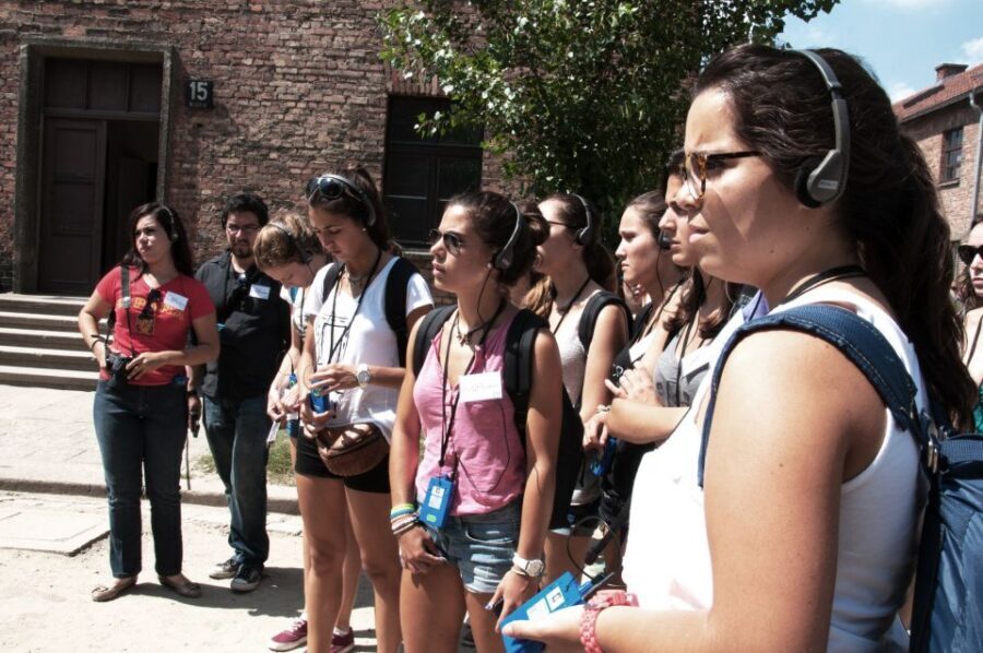 Krakow: Auschwitz-Birkenau Guided Tour Pickup/Lunch Options - The 8-hour Auschwitz-Birkenau rhythm from Krakow