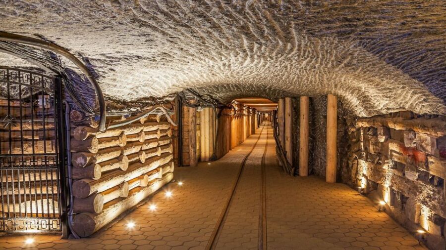 Krakow: Full-Day Auschwitz-Birkenau & Salt Mine Guided Tour - Kraków lunch and the mid-day reset before the mine