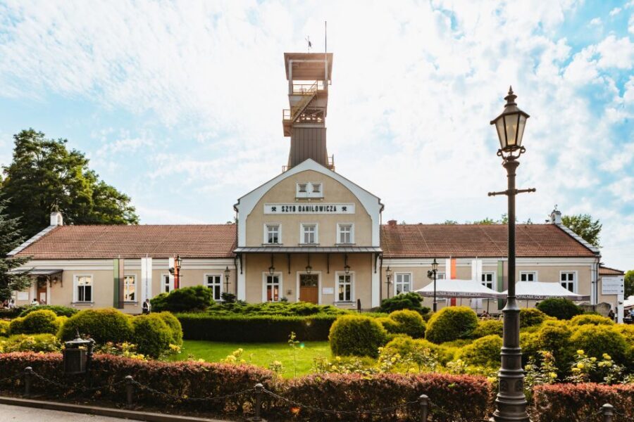 Krakow: Wieliczka Salt Mine Guided Tour with Transport - First Stop Underground: Your 15 Minutes to Get Oriented