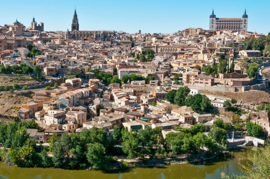 Madrid: Segovia and Toledo Tour, Alcazar, and Cathedral - Meeting point and the IBE TOURS signs: how to avoid the one annoying moment