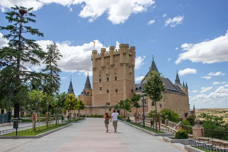 Madrid: Segovia & Ávila Full Day with Alcázar & Wall Tickets - Ávila guided tour plus your second free hour