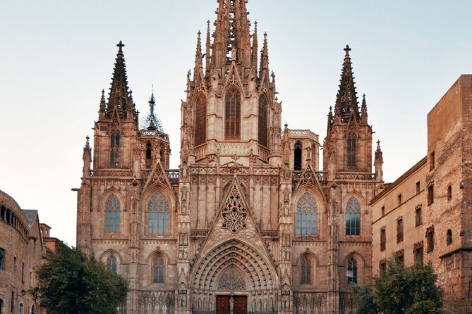 Max 6 People Full-Day Tour Barcelona, Sagrada Familia, Parc Guell - Gothic Quarter First: Quick History, Real Street Atmosphere