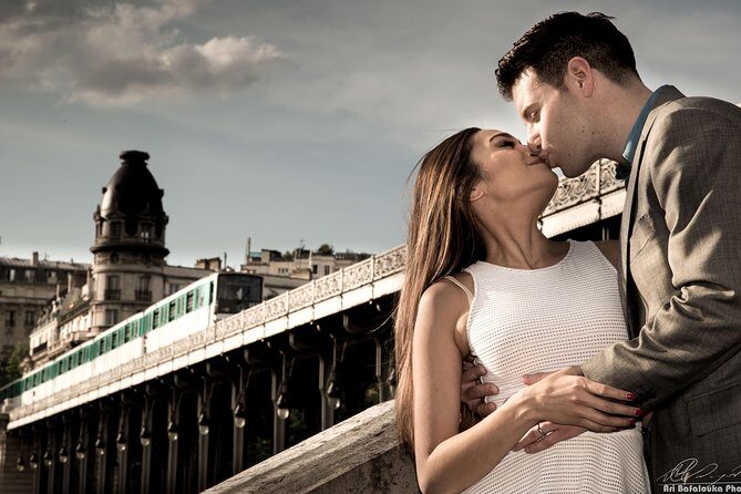 Paris 2-Hour Eiffel Tower Walking Tour with Professional Photo Shoot - Pont de Bir-Hakeim: your first Eiffel Tower frames