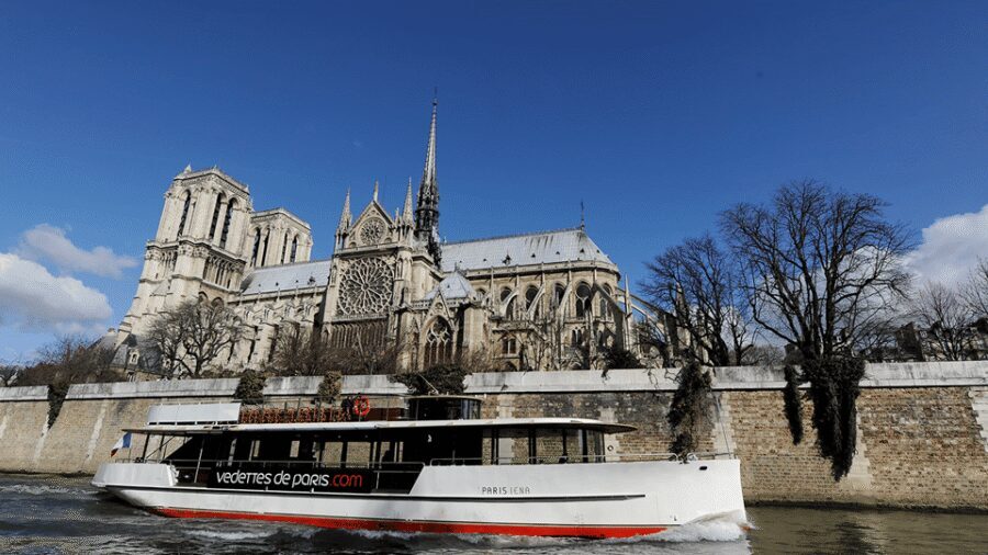 Paris: Champagne Tasting Cruise Departure from Eiffel Tower - Pace and expectations: what one hour feels like