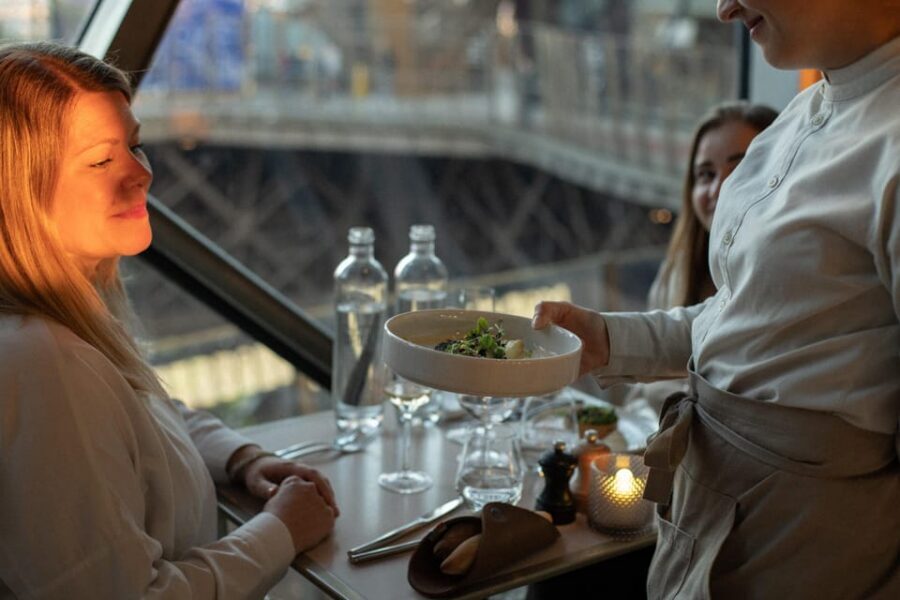 Paris: Eiffel Tower Dining, Gustave Menu at Madame Brasserie - 6:30 PM vs 9:00 PM: picking the right Eiffel Tower moment