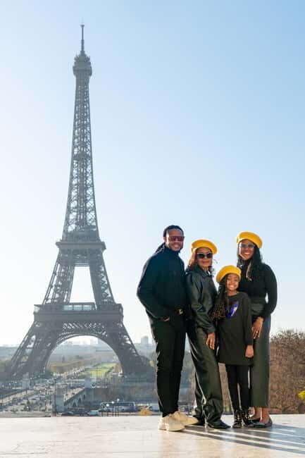 Paris: Eiffel Tower Private Professional Photoshoot - The short viewpoint pause: backgrounds that flatter you