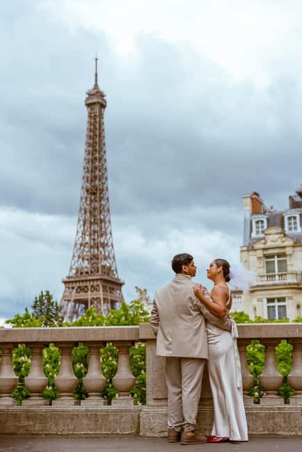 Paris: Eiffel Tower Street Photoshoot - Eiffel Tower Photos Without the Crowd Chaos