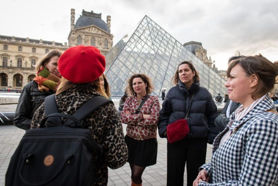 Paris : Late Night Louvre Tiny Group Tour - Getting In Smoothly: Tickets Handed Over, Line Skipped