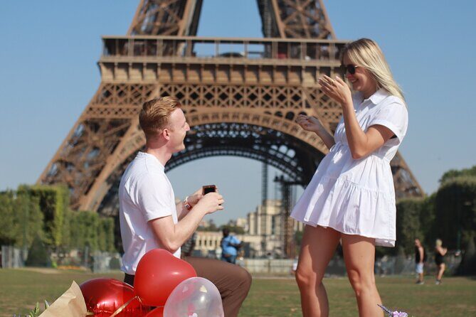 Paris Photo Shoot Session – Eiffel Tower Photographer - Price and Value: $118.81 for Up to 6 People