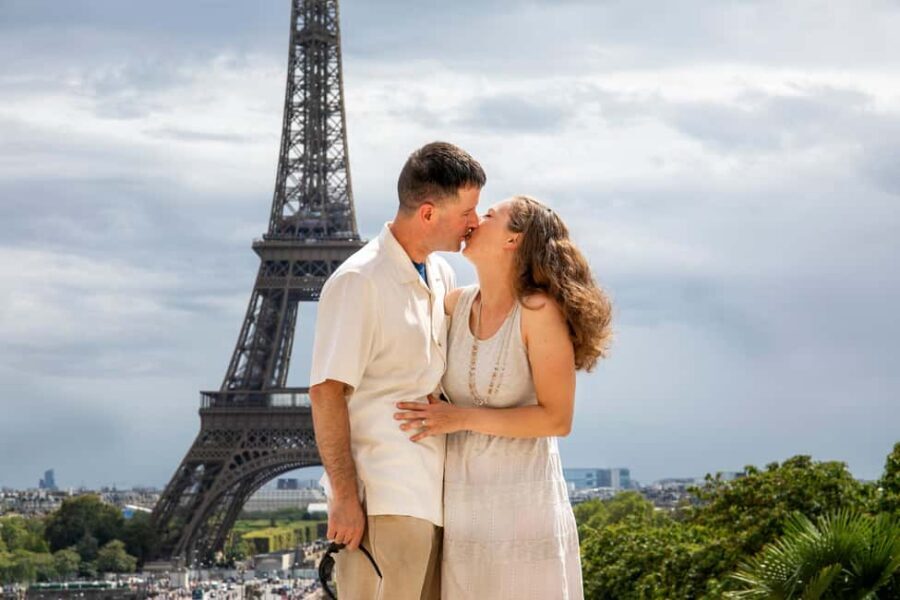 Paris: Photoshoot Around Eiffel Tower with 55 Edited Photos - Who this photoshoot suits best