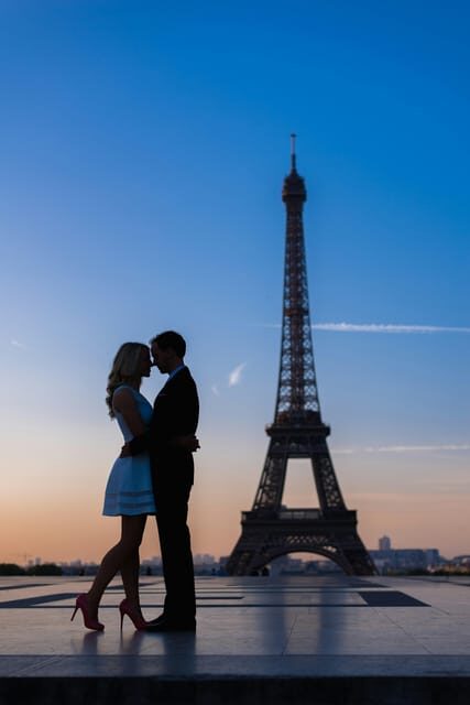 Paris : Private Professional Photoshoot at the Eiffel Tower - Why a private Eiffel Tower photoshoot beats DIY every time