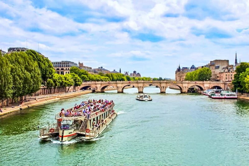 Paris: Seine Cruise & Crepe Tasting near the Eiffel Tower - Getting onto the Seine at the Eiffel Tower (Bateaux Parisiens location)