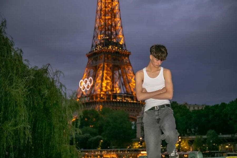 Photo session for couples with flowers around Eiffel tower - Why Trocadéro Beats Other Eiffel Views for Couple Photos