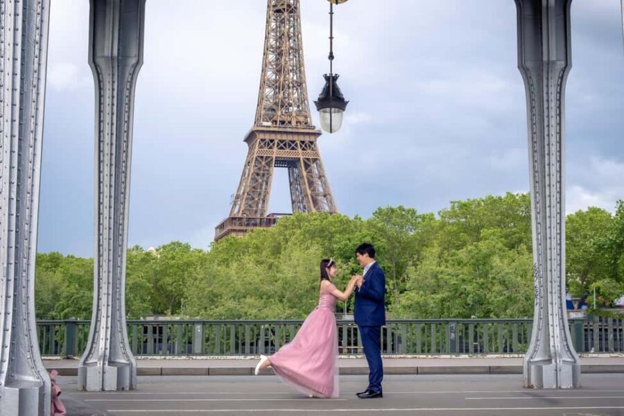 Photo session for couples with flowers around Eiffel tower - Posing Help That Makes Couples Look Like Themselves