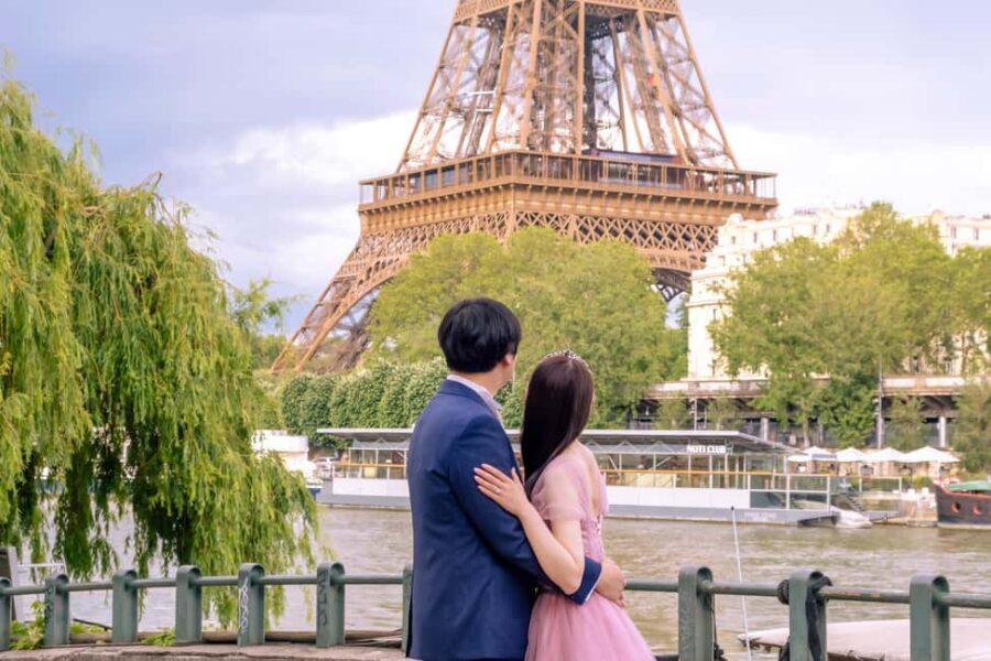 Photo session for couples with flowers around Eiffel tower - Photo Delivery: What 80 Edited Images Means for Your Timeline