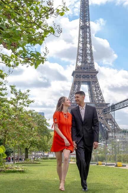 Photo session for couples with flowers around Eiffel tower - Price and Value: What $165 Covers for a Private Couple Shoot