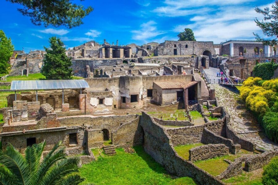 Pompeii: 2H group guided tour with a certified guide - Inside Pompeii: how the guide turns streets into everyday life