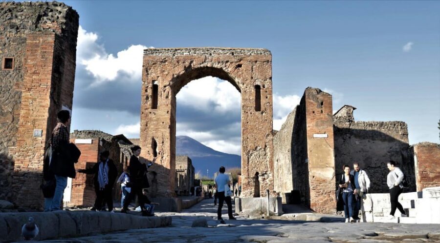 Pompeii: 2H group guided tour with a certified guide - Two hours with a certified guide: group size, listening, and pace