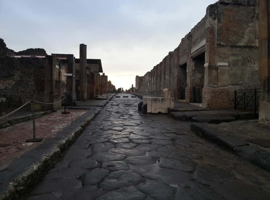 Pompeii : 2h small group tour with an archeologist - What you’ll see: ancient streets and houses explained