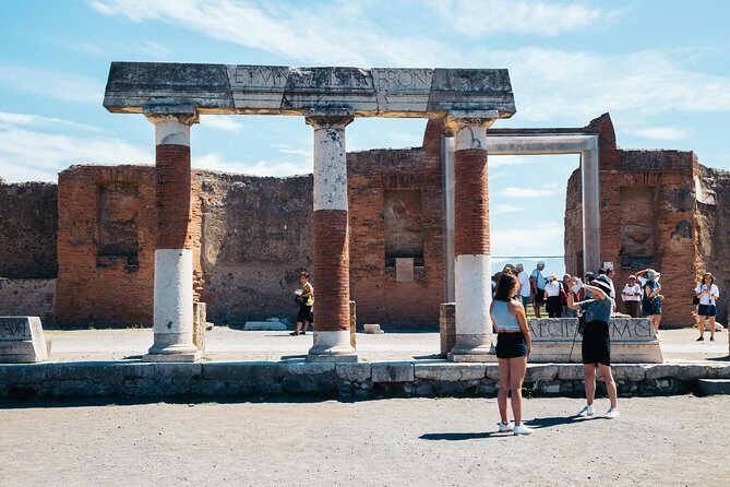 Pompeii 3 Hours Walking Tour Led by an Archaeologist - House of Menander and the bigger homes lesson