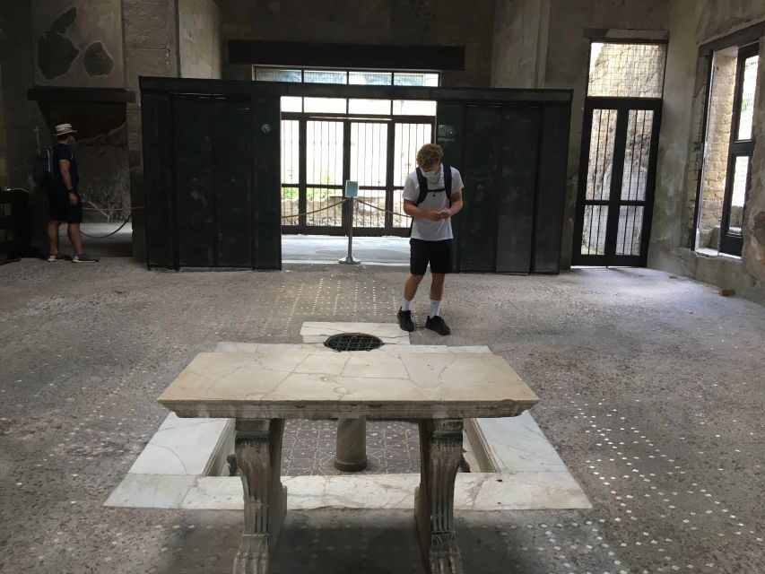 Pompeii and Herculaneum: Guided Tour with an Archaeologist - Herculaneum: why preservation here makes the past feel close