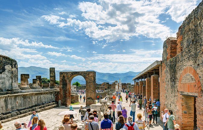 Pompeii and Herculaneum led by an Archaeologist with private transport - Herculaneum ruins: a calmer start with houses, baths, and benefactors