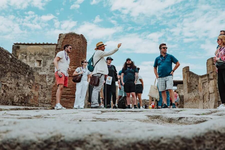 Pompeii and Oplontis: Small Group Tour with an Archaeologist - Meeting at Porta Marina Superiore: how to find your group