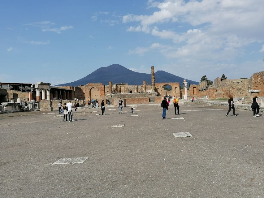 Pompeii: Guided Tour with Archaeologist with max. 12 People - Meeting at Suisse Restaurant: start organized, not stressed
