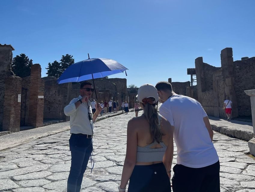 Pompeii in 2h and 30mnt: walk with local guide - Photo help in the most important structures