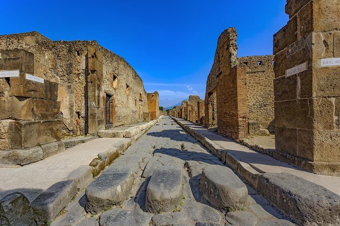 Pompeii Positano and Sorrento shared excursion with Pompeii skip the line entry - Pompeii skip-the-line: your time gets focused fast
