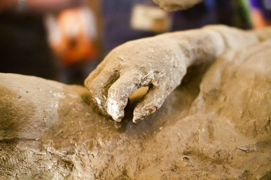 Pompeii: Skip-the-Line Guided Tour with Expert Archaeologist - Shops, temples, villas, and baths: Pompeii’s daily-life backbone