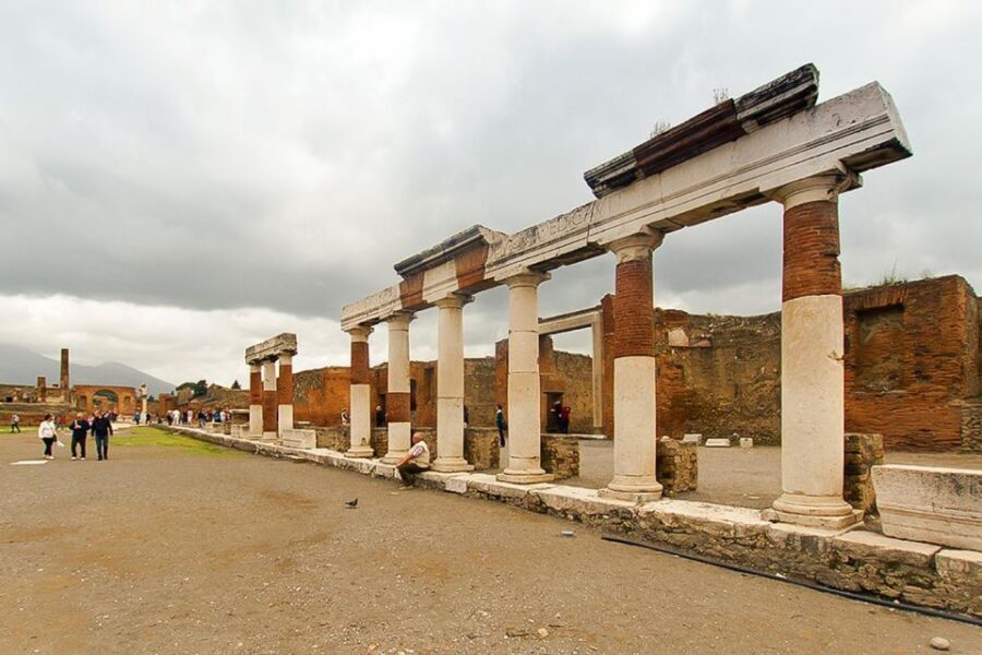 Pompeii: Skip-the-Line Guided Tour with Expert Archaeologist - Food that still makes sense: the Roman bakery and more