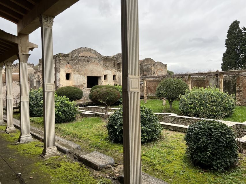Pompeii: Small-Group Guided Tour with Skip-the-Line Ticket - Skip-the-Line Entry Starts at Piazza Anfiteatro