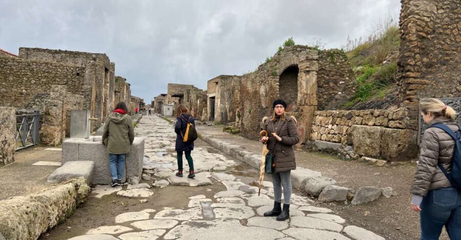 Pompeii: Small-Group Guided Tour with Skip-the-Line Ticket - Two Hours, One Smart Route: How You Get Your Bearings