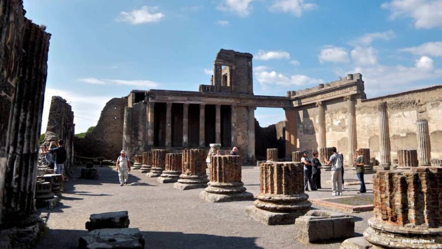 Pompeii VIP 3h Tour: Skip-the-line with your Archaeologist - Greater Decumano, baths, and the Lupanare: everyday routines, not just monuments